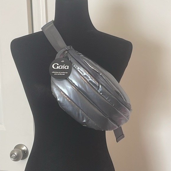 NWT Gaia Silver Waist Bag Fanny Pack NWT - Picture 2 of 6